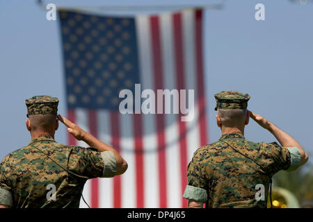 Agosto 14, 2006; Oceanside, CA, Stati Uniti d'America; Il Tenente Generale John F. SATTLER, sinistra e tenente generale JAMES N. MATTIS, destra, salutate colori come membri del marine corps passare durante un cambiamento di cerimonia di comando a Camp Pendleton lunedì mattina. Il Tenente Generale James N. MATTIS assume il comando degli STATI UNITI Marine Corps le forze di comando centrale e il primo Marine forza expeditionary al CAM Foto Stock