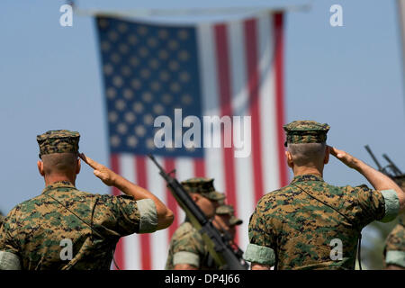 Agosto 14, 2006; Oceanside, CA, Stati Uniti d'America; Il Tenente Generale John F. SATTLER, sinistra e tenente generale JAMES N. MATTIS, destra, salutate colori come membri del marine corps passare durante un cambiamento di cerimonia di comando a Camp Pendleton lunedì mattina. Il Tenente Generale James N. MATTIS assume il comando degli STATI UNITI Marine Corps le forze di comando centrale e il primo Marine forza expeditionary a Ca Foto Stock