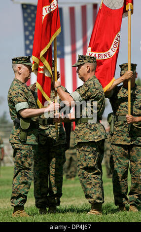 Agosto 14, 2006; Oceanside, CA, Stati Uniti d'America; Il Tenente Generale James N. MATTIS, sinistra, assume il comando degli STATI UNITI Marine Corps le forze di comando centrale e il primo Marine forza expeditionary a Camp Pendleton lunedì a Camp Pendleton come egli accetta il trasferimento di colori dal tenente generale John F. SATTLER lunedì mattina. Il Tenente Generale James N. MATTIS arriva a Camp Pendleton da quantico Foto Stock