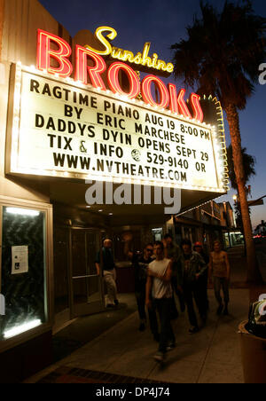 Agosto 14, 2006; Oceanside, CA, Stati Uniti d'America; il primo anno report card è venuto fuori dalla città di due commissioni CIRCA IL SUNSHINE BROOKS Theatre situato in Oceanside in California. Credito: Foto di Don Kohlbauer/SDU-T/ZUMA premere. (©) Copyright 2006 by SDU-T Foto Stock