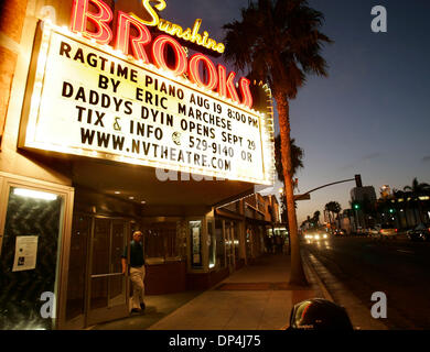 Agosto 14, 2006; Oceanside, CA, Stati Uniti d'America; il primo anno report card è venuto fuori dalla città di due commissioni CIRCA IL SUNSHINE BROOKS Theatre situato in Oceanside in California. Credito: Foto di Don Kohlbauer/SDU-T/ZUMA premere. (©) Copyright 2006 by SDU-T Foto Stock