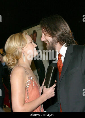Agosto 14, 2006; Hollywood, CA, Stati Uniti d'America; attrice Kate Hudson e marito di quasi 6 anni, cantante CHRIS ROBINSON dei Black Crowes, sono la separazione. Il giovane wed sui nuovi anni 2000 dopo il dating per circa un anno. Il loro figlio Ryder Russell era nato il 7 gennaio 2004. Nella foto: più felice volte alla premiere di 'come perdere un tirante in 10 giorni" tenutasi presso i Glossari Affini Dome Theater. Credito: P Foto Stock