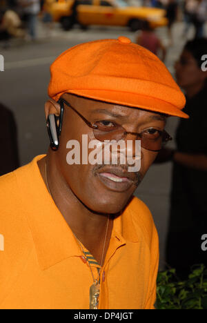 Aug 15, 2006; New York, NY, STATI UNITI D'AMERICA; Samuel L. Jackson a MTV studios a Times Square per un appearnce su "Totale Richiesta Live'. Credito: Foto di Dan Herrick/ZUMA KPA. (©) Copyright 2006 by Dan Herrick Foto Stock