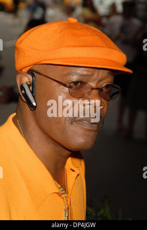 Aug 15, 2006; New York, NY, STATI UNITI D'AMERICA; Samuel L. Jackson a MTV studios a Times Square per un appearnce su "Totale Richiesta Live'. Credito: Foto di Dan Herrick/ZUMA KPA. (©) Copyright 2006 by Dan Herrick Foto Stock