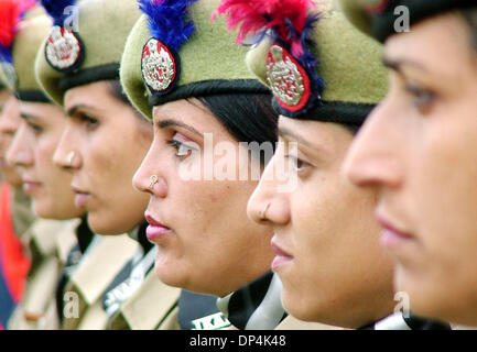 Aug 15, 2006; Srinagar, INDIA; la polizia indiana attens personale l'indipendenza dell'India giorno celebrazioni a Srinagar Agosto 15, 2006. Migliaia di persone hanno soggiornato in ambienti chiusi e negozi e imprese è rimasto chiuso il martedì in Kashmir la principale della città, Srinagar, seguendo i separatisti' call per uno sciopero durante l'indipendenza dell'India celebrazioni del giorno di credito obbligatorio: Foto di Altaf Zargar/ZUMA Pr Foto Stock