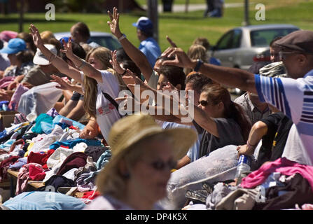 Aug 16, 2006; Sacramento, CA, Stati Uniti d'America; Mani di necessità go up come richiesta di persone coperte distribuite nell'abbigliamento e articoli per la casa in omaggio. Un 'mobile mall' abbigliamento libero giveaway di bisognosi residenti di Sacramento è il frutto del Padre Dan Madigan, fondatore del Sacramento Food Bank. Il premio si è tenuta mercoledì, 16 agosto 2006 nel del Paso Heights quartiere. Uomo Foto Stock