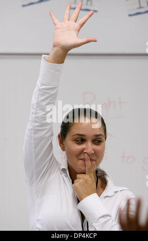 Aug 16, 2006; Boca Raton, FL, Stati Uniti d'America; nuovo secondo grado insegnante, Paige Schildkraut insegna la sua classe di 'alta cinque " segnale per il loro tranquillo giù il primo giorno di lezione a Addison Mizner Elementary il 16 agosto 2006. Credito: Foto da J. Gwendolynne Berry/Palm Beach post/ZUMA premere. (©) Copyright 2006 da Palm Beach post Foto Stock