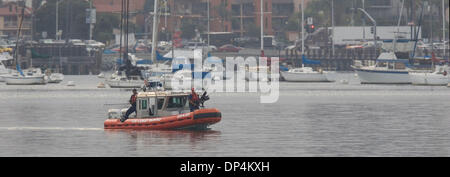 Aug 17, 2006; San Diego, CA, Stati Uniti d'America; una guardia costiera dello scafo rigido barca gonfiabile non lavoro sicurezza pior all'arrivo del 87-piede taglierina Petrel con Javier Arellano Felix e quelli catturati con lui a bordo per il dock della stazione della Guardia Costiera su Harbor Drive. Noto anche come " El Tigrillo,' o 'po' di tiger,' Arellano, 37, è uno dei sette leader in Arellano Felix organizzazione Foto Stock