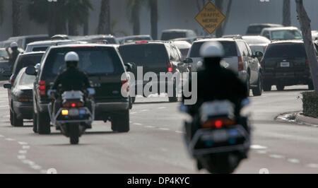 Aug 17, 2006; San Diego, CA, Stati Uniti d'America; una per il giro della Papamobile di federale e San Diego legge teste di veicoli per metropolitane Centro di correzione nel centro cittadino di San Diego dal San Diego Stazione della Guardia Costiera dopo il prelievo dei membri della presunta Arellano-Felix cartello del farmaco. I sospetti, come molti come 11 sono stati arrestati in acque internazionali al largo della costa della Baja California lunedì agost Foto Stock