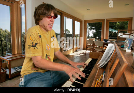 Aug 17, 2006; San Diego, CA, Stati Uniti d'America; Ritratto di MARIUS MIGDALSKI al suo pianoforte a casa. Credito: Foto di Charlie Neuman/SDU-T/ZUMA premere. (©) Copyright 2006 by SDU-T Foto Stock