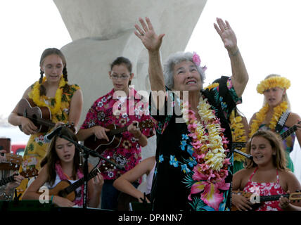 Aug 19, 2006; San Diego, CA, Stati Uniti d'America; HOKULANI OHUMUKINI di San Diego, danze hula davanti a 'Honu Ukulele Halau' (Turtle Ukulele Scuola) di Escondido, quando hanno chiesto un ballerino dal pubblico al terzo annuale di San Diego Ukulele Festival al Parco litorale su Shelter Island. La band è composta da 7TH e 8th-grade ukulele giocatori da un dopo scuola club presso Bear Valley Foto Stock