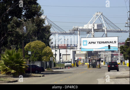 Agosto 22, 2006; Oakland, CA, Stati Uniti d'America; la Oakland Army base che si siede di fronte al porto di Oakland è stata finalmente presa in consegna da parte del porto di Oakland il martedì 22 agosto, 2006 a Oakland, in California. Oakland riqualificazione dell'agenzia ha ricevuto la metà dei 182 acri sito ed i piani di un progetto chiamato gateway per la East Bay. Credito: Foto da Gregorio Urquiaga/Contra Costa Times/ZUMA Pr Foto Stock