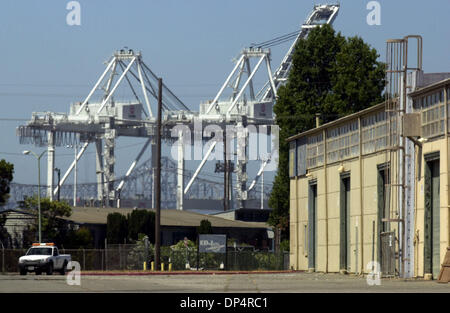 Agosto 22, 2006; Oakland, CA, Stati Uniti d'America; la Oakland Army base che si siede di fronte al porto di Oakland finale è stato preso in consegna dal porto di Oakland il martedì 22 agosto, 2006 a Oakland, in California. Oakland riqualificazione dell'agenzia ha ricevuto la metà dei 182 acri sito ed i piani di un progetto chiamato gateway per la East Bay. Credito: Foto da Gregorio Urquiaga/Contra Costa Times/ZUMA Foto Stock