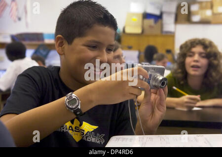 Agosto 22, 2006; Sacramento, CA, Stati Uniti d'America; Kevin Robles, 11, guarda la foto sul retro di una fotocamera digitale come gli studenti imparano a utilizzare la fotocamera. Jonas Salk High Tech Academy ha 400 nuovi computer portatili Apple e tecnologia infuso in loro lezioni. Credito: Foto di Anne Chadwick Williams/Sacramento Bee/ZUMA premere. (©) Copyright 2006 by Sacramento Bee Foto Stock