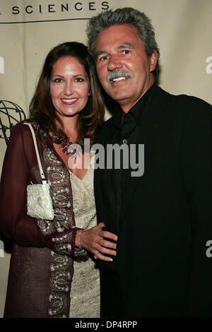 Agosto 23, 2006; Los Angeles, CA, Stati Uniti d'America; PAULA E DAVID WILHEM durante gli arrivi presso la Academy of Television Arts and Sciences scrittori" Peer Group Emmy Nominee Reception tenuto in francese 75 in Los Angeles. Credito: foto di Jerome Ware/ZUMA premere. (©) Copyright 2006 da Girolamo Ware Foto Stock