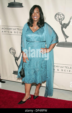 Agosto 23, 2006; Los Angeles, CA, Stati Uniti d'America; lo scrittore SHONDA RIMES durante gli arrivi presso la Academy of Television Arts and Sciences scrittori" Peer Group Emmy Nominee Reception tenuto in francese 75 in Los Angeles. Credito: foto di Jerome Ware/ZUMA premere. (©) Copyright 2006 da Girolamo Ware Foto Stock