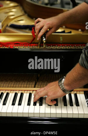 Aug 25, 2006; San Diego, California, Stati Uniti d'America; BRIAN JANEY di Allegro pianoforte Servizio in Fallbrook, la California, utilizza un martello di tuning per sintonizzarsi su di una semi-pianoforte a Mesa College di San Diego. Credito: Foto di Laura Embry/San Diego Union-Tribune/ZUMA premere. (©) Copyright 2006 da San Diego Union-Tribune Foto Stock