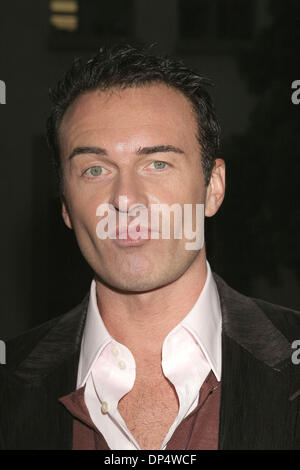 Aug 25, 2006; Los Angeles, CA, Stati Uniti d'America; attore JULIAN McMAHON alla stagione quattro Premiere Screening di/Nip tuck terrà il Paramount Studios Lot, Hollywood. Credito: Foto di Paul Fenton/ZUMA KPA.. (©) Copyright 2006 by Paolo Fenton Foto Stock