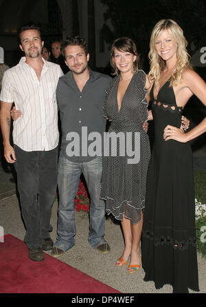 Aug 25, 2006; Los Angeles, CA, Stati Uniti d'America; Cast è sempre il sole a Philadelphia da sinistra a destra ROB McELHENNEY, CHARLIE GIORNO, Mary ELIZABETH ELLIS E KAITLIN OLSON presso la stagione quattro Premiere Screening di/Nip tuck terrà il Paramount Studios Lot, Hollywood. Credito: Foto di Paul Fenton/ZUMA KPA.. (©) Copyright 2006 by Paolo Fenton Foto Stock