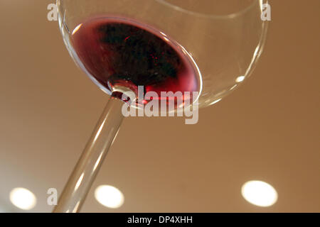 Agosto 26, 2006; Los Angeles, CA, Stati Uniti d'America; un bicchiere di vino rosso con vino in essa. Credito: Foto di Marianna giorno Massey/ZUMA premere. (©) Copyright 2006 by Marianna giorno Massey Foto Stock