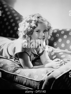 Shirley Temple, sorridente sul divano, Ritratto, circa 1935 Foto Stock