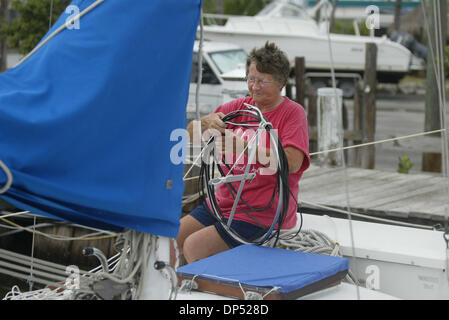 Aug 29, 2006; Key Largo, FL, Stati Uniti d'America; Barbara Campbell(cq) protegge la sua antenna televisiva su di lei e suo marito Dave 30-piede 1968 Allied Seawind barca a vela a Gilbert's Resort & Marina in Key Largo. Il giovane pensa di rimanere a bordo quando Ernesto soffia attraverso l'area. Credito: Foto di Taylor Jones/Palm Beach post/ZUMA premere. (©) Copyright 2006 da Palm Beach post Foto Stock