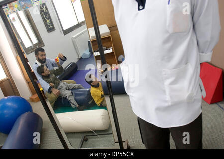 Sep 02, 2006; Hebron, West Bank, Territori palestinesi occupati; MOHAMMED THAWATEH, un terapista fisico da Betlemme, utilizza la terapia play con AYMAN TMEZE, 8, un giovane ragazzo che soffre di distrofia muscolare. Credito: foto di Ryan Anson/ZUMA premere. (©) Copyright 2006 da Ryan Anson Foto Stock