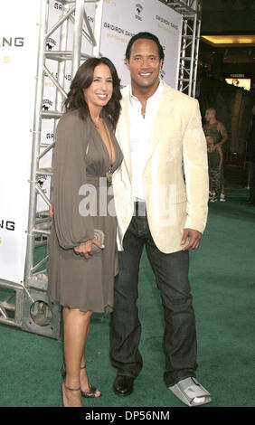 Sep 05, 2006; Los Angeles, CA, Stati Uniti d'America; attore Dwayne Johnson e la moglie di Dany al 'Gridiron pista' Los Angeles Premiere detenute a Grauman's Chinese Theater. Credito: Foto di Paul Fenton/ZUMA KPA.. (©) Copyright 2006 by Paolo Fenton-KPA Foto Stock