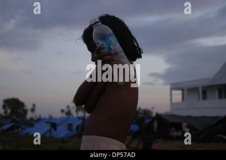 Sep 06, 2006; Banda Aceh, INDONESIA; Rusnina, un rifugio di Aceh linee fino ad acqua pulita la mattina presto a Gue Gajah rifugi camp. Gli abitanti di un villaggio di Pulo Aceh, due ore di barca dalla città di Banda Aceh si rifugiò come il terremoto seguito da tsunami ha colpito tutta l'isola. Credito: Foto da Ng Swan Ti/JiwaFoto/ZUMA premere. (©) Copyright 2006 by JiwaFoto Foto Stock