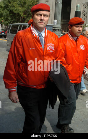 Sep 06, 2006; Manhattan, NY, STATI UNITI D'AMERICA; Angeli Custodi fondatore e personalità radio CURTIS SLIWA arriva a Manhattan corte federale circondato da angeli custodi dopo essere stato chiamato da Giovanni A. 'junior' Gotti la squadra di difesa in Gotti della terza prova su racket oneri. Credito: Foto di Bryan Smith/ZUMA premere. (©) Copyright 2006 by Bryan Smith Foto Stock