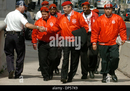 Sep 06, 2006; Manhattan, NY, STATI UNITI D'AMERICA; Angeli Custodi fondatore e personalità radio CURTIS SLIWA arriva a Manhattan corte federale circondato da angeli custodi dopo essere stato chiamato da Giovanni A. 'junior' Gotti la squadra di difesa in Gotti della terza prova su racket oneri. Credito: Foto di Bryan Smith/ZUMA premere. (©) Copyright 2006 by Bryan Smith Foto Stock