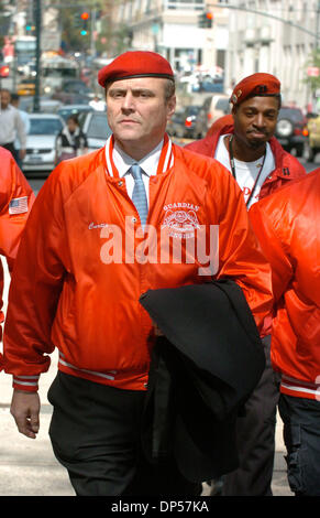 Sep 06, 2006; Manhattan, NY, STATI UNITI D'AMERICA; Angeli Custodi fondatore e personalità radio CURTIS SLIWA arriva a Manhattan corte federale circondato da angeli custodi dopo essere stato chiamato da Giovanni A. 'junior' Gotti la squadra di difesa in Gotti della terza prova su racket oneri. Credito: Foto di Bryan Smith/ZUMA premere. (©) Copyright 2006 by Bryan Smith Foto Stock