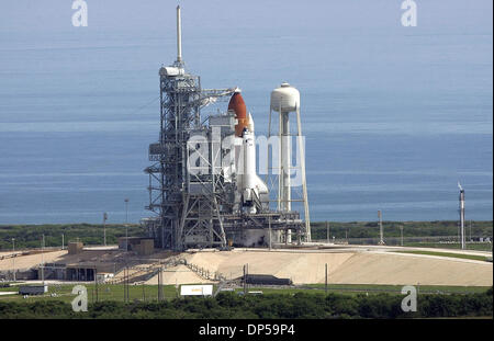 Set 08, 2006; Cape Canaveral, FL, Stati Uniti d'America; la NASA ha rinviato il lancio della navetta spaziale Atlantis dalla Florida il venerdì a causa di un problema con un sensore del veicolo spaziale esterno del serbatoio del carburante, un funzionario della NASA ha detto. La missione di riprendere la costruzione della Stazione Spaziale Internazionale è già in ritardo di quasi due settimane a causa di problemi di tempo e di una disfunzione tecnica con una potenza g Foto Stock