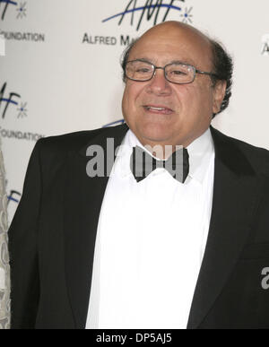 Sep 09, 2006; Los Angeles, CA, Stati Uniti d'America; attore DANNY DeVITO al 3° Annuale di Alfred Mann Foundation di Gala per onorare l'onorevole Richard J. Riordan e moglie Nancy Daly Riordan, tenutasi in Mann station wagon, Beverly Hills. Credito: Foto di Paul Fenton/ZUMA KPA.. (©) Copyright 2006 by Paolo Fenton Foto Stock