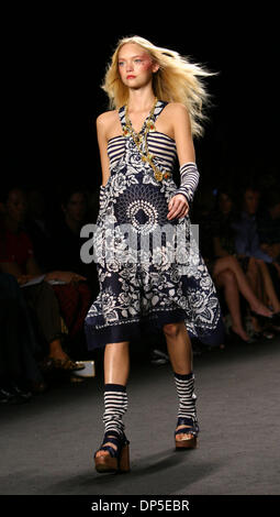 Sep 13, 2006; New York, NY, STATI UNITI D'AMERICA; un modello di passeggiate sulla pista di Anna sui primavera 2007 Fashion Show in NYC. Credito: Foto di Jodi Jones/ZUMA premere. (©) Copyright 2006 by Jodi Jones Foto Stock