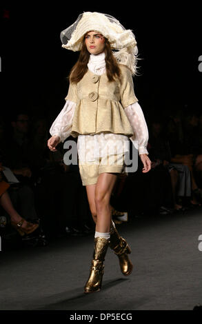 Sep 13, 2006; New York, NY, STATI UNITI D'AMERICA; un modello di passeggiate sulla pista di Anna sui primavera 2007 Fashion Show in NYC. Credito: Foto di Jodi Jones/ZUMA premere. (©) Copyright 2006 by Jodi Jones Foto Stock