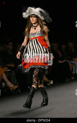 Sep 13, 2006; New York, NY, STATI UNITI D'AMERICA; un modello di passeggiate sulla pista di Anna sui primavera 2007 Fashion Show in NYC. Credito: Foto di Jodi Jones/ZUMA premere. (©) Copyright 2006 by Jodi Jones Foto Stock