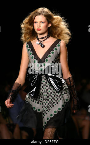 Sep 13, 2006; New York, NY, STATI UNITI D'AMERICA; un modello di passeggiate sulla pista di Anna sui primavera 2007 Fashion Show in NYC. Credito: Foto di Jodi Jones/ZUMA premere. (©) Copyright 2006 by Jodi Jones Foto Stock