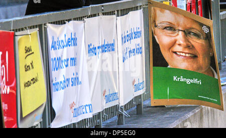 Sep 13, 2006; Stoccolma, Svezia; con l'avvicinarsi delle elezioni, pareti nel centro di Stoccolma sono intonacate con manifesti politici. Credito: Foto di Rob Schoenbaum/ZUMA premere. (©) Copyright 2006 by Rob Schoenbaum Foto Stock