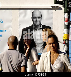 Sep 13, 2006; Stoccolma, Svezia; con l'avvicinarsi delle elezioni, pareti nel centro di Stoccolma sono intonacate con manifesti politici. Questa mostra Fredrik Reinfeldt leader del partito moderato che è in esecuzione per il primo ministro. Credito: Foto di Rob Schoenbaum/ZUMA premere. (©) Copyright 2006 by Rob Schoenbaum Foto Stock