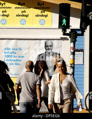 Sep 13, 2006; Stoccolma, Svezia; con l'avvicinarsi delle elezioni, pareti nel centro di Stoccolma sono intonacate con manifesti politici. Questa mostra Fredrik Reinfeldt leader del partito moderato che è in esecuzione per il primo ministro. Credito: Foto di Rob Schoenbaum/ZUMA premere. (©) Copyright 2006 by Rob Schoenbaum Foto Stock