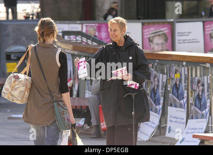 Sep 13, 2006; Stoccolma, Svezia; con le elezioni in Svezia a pochi giorni di distanza i manifesti sono intonacate tutti su Stoccolma. Distribuendo volantini per il Partito femminista di fronte a Stoccolma. Kulturhuset Credito: Foto di Rob Schoenbaum/ZUMA premere. (©) Copyright 2006 by Rob Schoenbaum Foto Stock