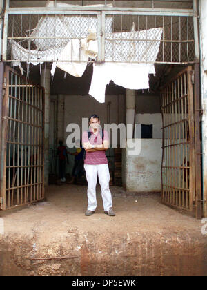 Sep 13, 2006; l'Avana, Cuba; quello che una volta era il gioiello della corona di La Plaza di Marianao, il Restaurante Oriental che apparteneva a mio padre e i suoi fratelli, è ora il luogo di deposito per la Plaza i rifiuti. Il ristorante del giallo e pavimenti di granito nero sono coperti in incrostato terra rossa, pile di marciume frutta e verdura, carne dal mercato interno. Credito: Foto di Palm Foto Stock