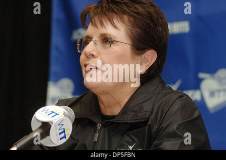 Sep 14, 2006; Irvine, CA, Stati Uniti d'America; Billie Jean King in occasione di una conferenza stampa per la XIV annuale di Advanta World Team Tennis (WTT) Smash Hits evento che beneficiano di Elton John AIDS Foundation. Team Billie Jean King (Billie Jean King, Pete Sampras, Rennae Stubbs) vs. Team Elton John (Elton John, Andy Roddick, Anna Kournikowa) gareggiato al Bren Eventi Centro, presso la University of California a Irvine Foto Stock