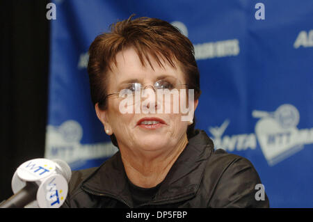 Sep 14, 2006; Irvine, CA, Stati Uniti d'America; Billie Jean King in occasione di una conferenza stampa per la XIV annuale di Advanta World Team Tennis (WTT) Smash Hits evento che beneficiano di Elton John AIDS Foundation. Team Billie Jean King (Billie Jean King, Pete Sampras, Rennae Stubbs) vs. Team Elton John (Elton John, Andy Roddick, Anna Kournikowa) gareggiato al Bren Eventi Centro, presso la University of California a Irvine Foto Stock