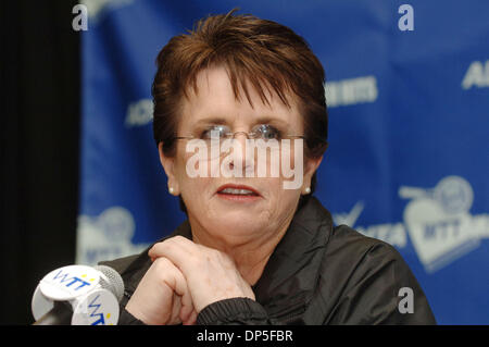 Sep 14, 2006; Irvine, CA, Stati Uniti d'America; Billie Jean King in occasione di una conferenza stampa per la XIV annuale di Advanta World Team Tennis (WTT) Smash Hits evento che beneficiano di Elton John AIDS Foundation. Team Billie Jean King (Billie Jean King, Pete Sampras, Rennae Stubbs) vs. Team Elton John (Elton John, Andy Roddick, Anna Kournikowa) gareggiato al Bren Eventi Centro, presso la University of California a Irvine Foto Stock