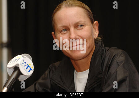 Sep 14, 2006; Irvine, CA, Stati Uniti d'America; Rennae Stubbs in occasione di una conferenza stampa per la XIV annuale di Advanta World Team Tennis (WTT) Smash Hits evento che beneficiano di Elton John AIDS Foundation. Team Billie Jean King (Billie Jean King, Pete Sampras, Rennae Stubbs) vs. Team Elton John (Elton John, Andy Roddick, Anna Kournikowa) gareggiato al Bren Eventi Centro, Università di California, Irvine. M Foto Stock