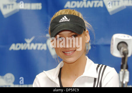 Sep 14, 2006; Irvine, CA, Stati Uniti d'America; Anna Kournikowa in occasione di una conferenza stampa per la XIV annuale di Advanta World Team Tennis (WTT) Smash Hits evento che beneficiano di Elton John AIDS Foundation. Team Billie Jean King (Billie Jean King, Pete Sampras, Rennae Stubbs) vs. Team Elton John (Elton John, Andy Roddick, Anna Kournikowa) gareggiato al Bren Eventi Centro, Università di California, Irvine. Foto Stock