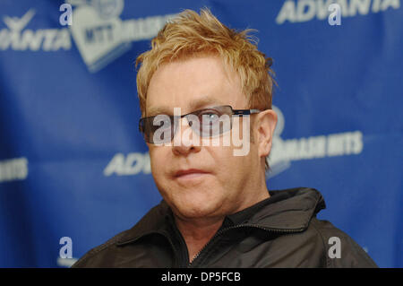 Sep 14, 2006; Irvine, CA, Stati Uniti d'America; ELTON JOHN in occasione di una conferenza stampa per la XIV annuale di Advanta World Team Tennis (WTT) Smash Hits evento che beneficiano di Elton John AIDS Foundation. Team Billie Jean King (Billie Jean King, Pete Sampras, Rennae Stubbs) vs. Team Elton John (Elton John, Andy Roddick, Anna Kournikowa) gareggiato al Bren Eventi Centro, Università di California, Irvine. Me Foto Stock