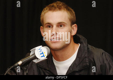 Sep 14, 2006; Irvine, CA, Stati Uniti d'America; Andy RODDICK in occasione di una conferenza stampa per la XIV annuale di Advanta World Team Tennis (WTT) Smash Hits evento che beneficiano di Elton John AIDS Foundation. Team Billie Jean King (Billie Jean King, Pete Sampras, Rennae Stubbs) vs. Team Elton John (Elton John, Andy Roddick, Anna Kournikowa) gareggiato al Bren Eventi Centro, Università di California, Irvine. Ma Foto Stock